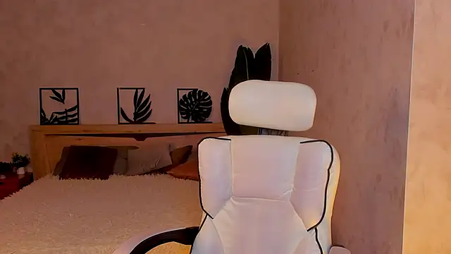 Lynn Martin online show from April 21, 5:19 pm