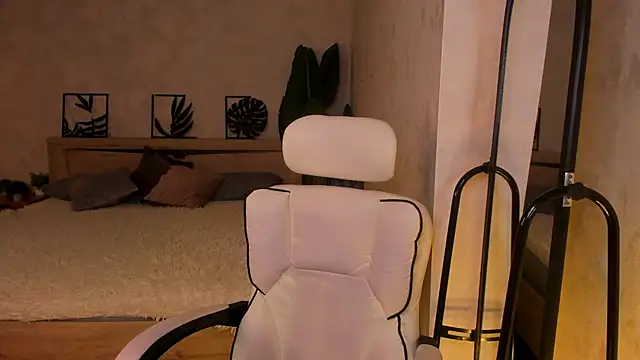 Lynn Martin online show from April 24, 6:10 pm