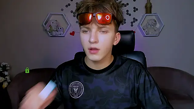 Snapshot of travis_wolf_ chatting on September 18, 7:17 pm travis wolf online show from September 18, 7:17 pm