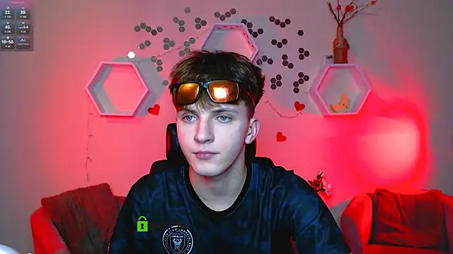 Snapshot of travis_wolf_ chatting on October 15, 7:00 pm travis wolf online show from October 15, 7:00 pm