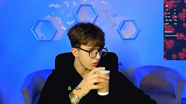 Snapshot of travis_wolf_ chatting on December 1, 8:32 pm travis wolf online show from December 1, 8:32 pm