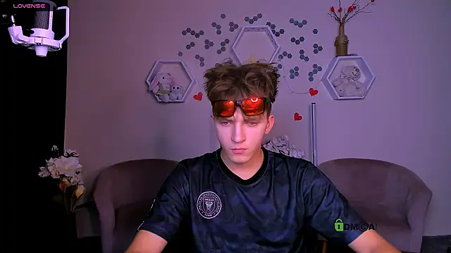 Snapshot of travis_wolf_ chatting on September 22, 7:20 pm travis wolf online show from September 22, 7:20 pm