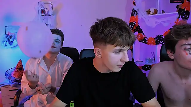 Snapshot of travis_wolf_ chatting on October 31, 9:22 pm travis wolf online show from October 31, 9:22 pm