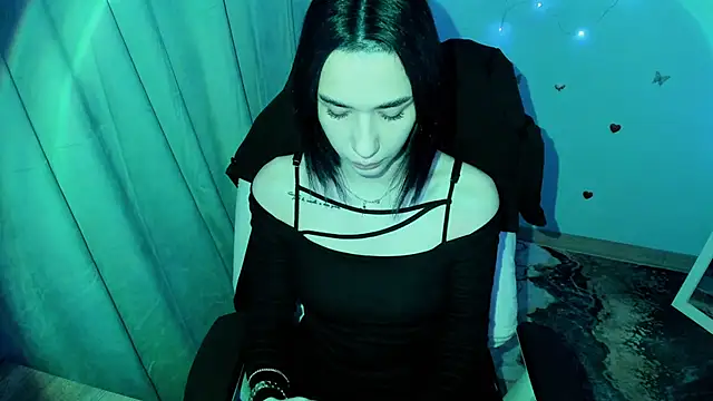 Snapshot of Bella_Night4 chatting on December 15, 7:47 am Bella Night4 online show from December 15, 7:47 am