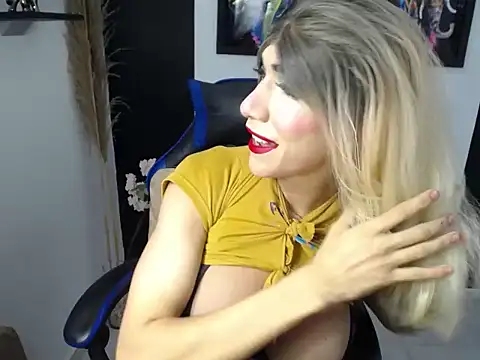 Snapshot of laura_fit chatting on October 1, 12:31 pm laura fit online show from October 1, 12:31 pm