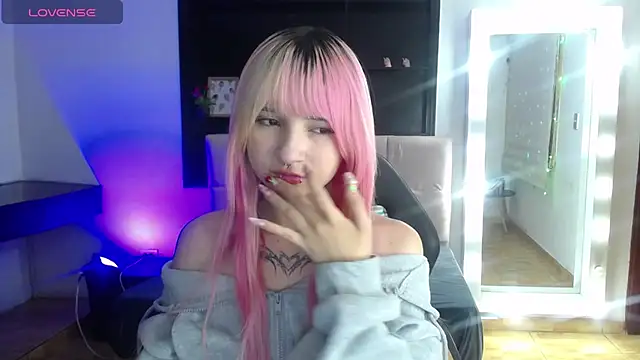 Snapshot of _Charlotte_Collins_ chatting on June 27, 3:29 pm Charlotte Collins online show from June 27, 3:29 pm