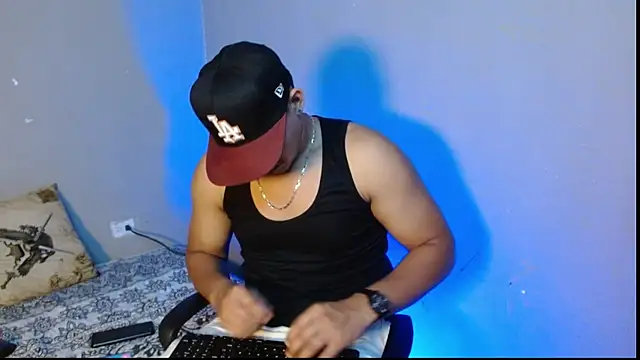 massimo vidal  online show from November 13, 8:35 pm