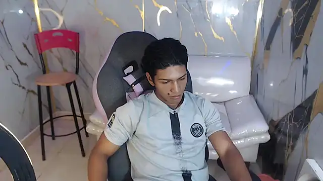 Snapshot of bull_cam chatting on November 28, 3:56 pm bull cam online show from November 28, 3:56 pm