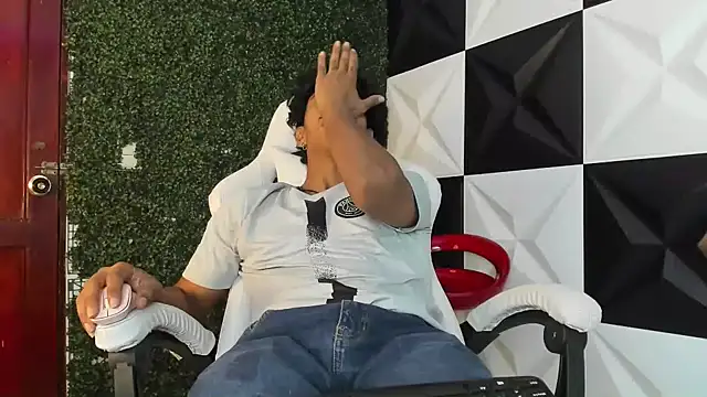 Snapshot of bull_cam chatting on November 5, 7:17 pm bull cam online show from November 5, 7:17 pm