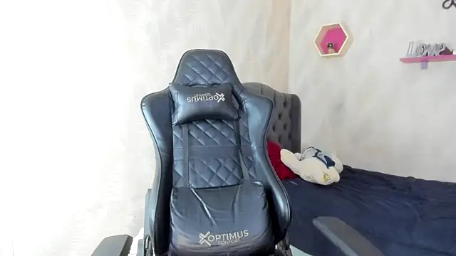 Snapshot of bull_cam chatting on November 19, 4:40 pm bull cam online show from November 19, 4:40 pm