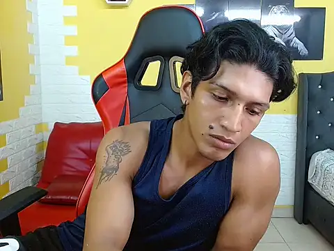 Snapshot of bull_cam chatting on December 3, 1:39 am bull cam online show from December 3, 1:39 am