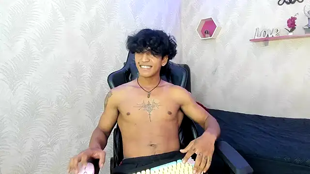 Snapshot of bull_cam chatting on November 22, 7:13 pm bull cam online show from November 22, 7:13 pm