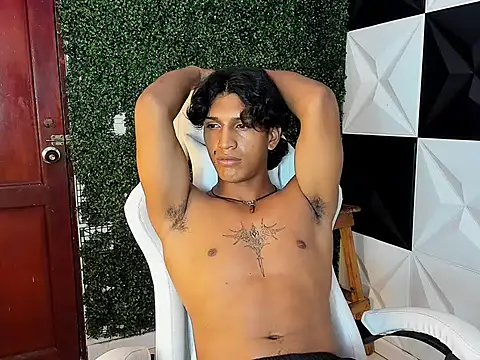 Snapshot of bull_cam chatting on November 1, 8:14 pm bull cam online show from November 1, 8:14 pm