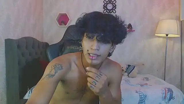 Snapshot of bull_cam chatting on November 11, 7:08 pm bull cam online show from November 11, 7:08 pm