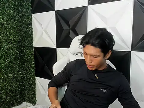 Snapshot of bull_cam chatting on December 2, 2:01 am bull cam online show from December 2, 2:01 am