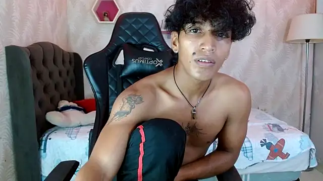 Snapshot of bull_cam chatting on October 30, 5:32 pm bull cam online show from October 30, 5:32 pm