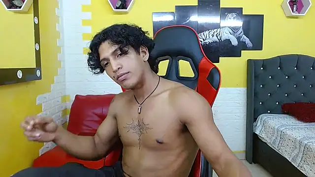 Snapshot of bull_cam chatting on December 1, 3:18 am bull cam online show from December 1, 3:18 am