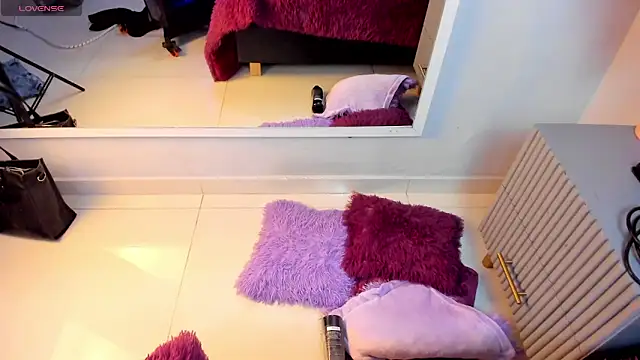 Mia Valentine  online show from March 6, 8:15 pm