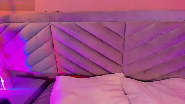 Mia Valentine  online show from November 6, 8:35 pm