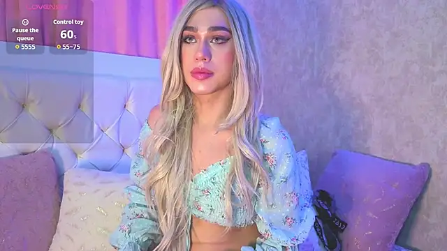 Snapshot of saraah_queen1 chatting on October 31, 4:42 am saraah queen1 online show from October 31, 4:42 am