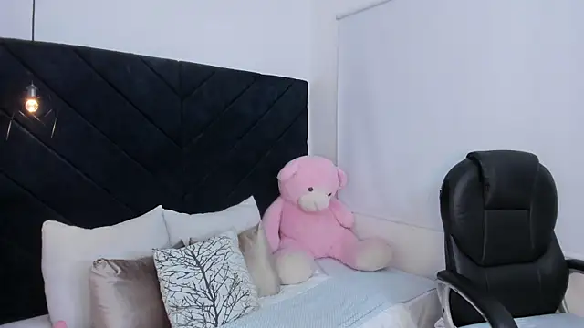 Snapshot of kate_lua chatting on February 4, 12:00 pm kate lua online show from February 4, 12:00 pm