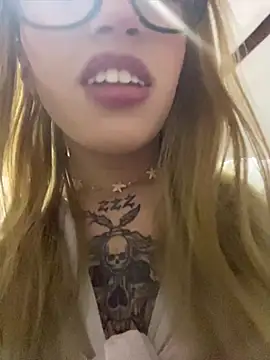 Snapshot of PrettyAshley_ chatting on June 20, 11:21 pm PrettyAshley online show from June 20, 11:21 pm