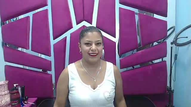 Snapshot of Carolina_Suarez_ chatting on November 18, 1:43 am Carolina Suarez online show from November 18, 1:43 am