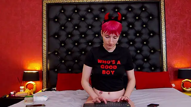 Luna Devil  online show from February 12, 8:30 pm