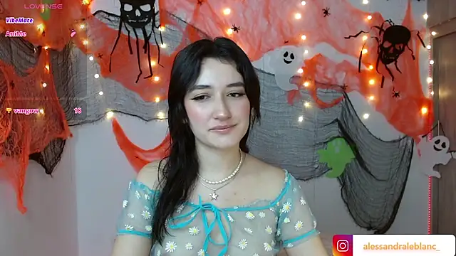 Snapshot of AlessandraLB chatting on September 29, 10:33 am AlessandraLB online show from September 29, 10:33 am