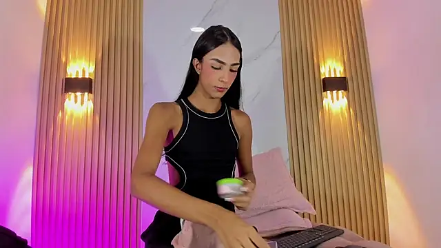 Valentinaliux  online show from April 15, 12:10 pm