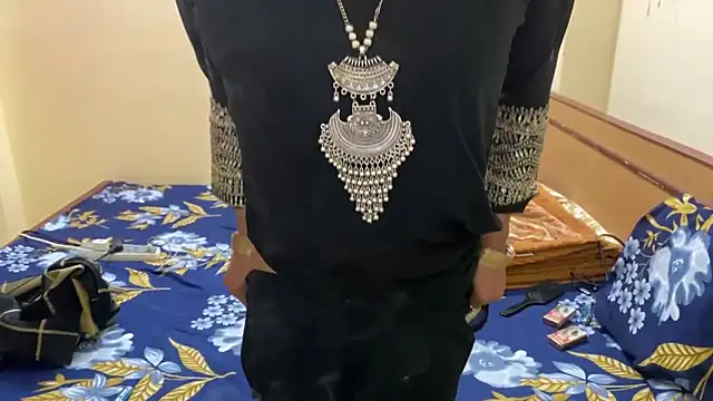 LuvLayla online show from January 11, 8:05 pm