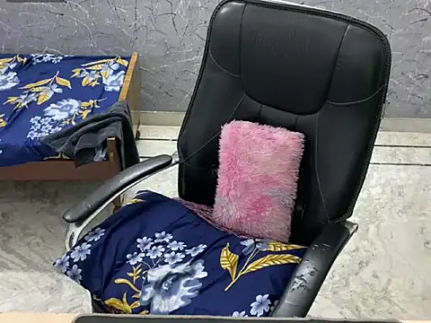 LuvLayla online show from July 18, 4:59 pm