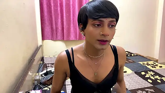 LuvLayla online show from September 18, 6:00 pm
