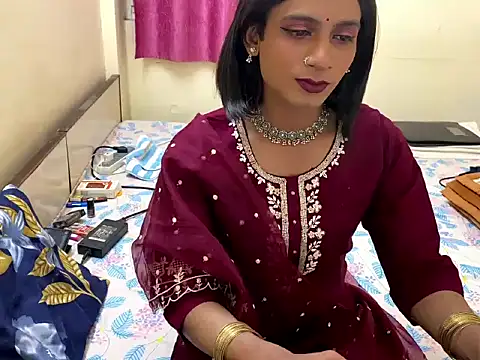 LuvLayla online show from November 20, 6:30 pm