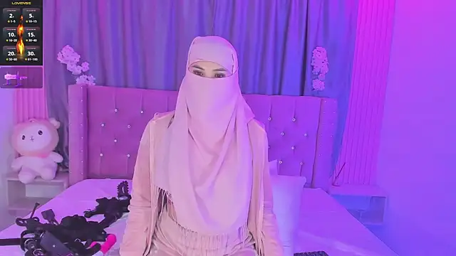 Snapshot of Nayla-Mouna chatting on June 30, 7:41 am Nayla-Mouna online show from June 30, 7:41 am