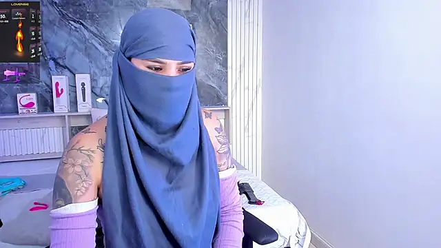 Snapshot of Nayla-Mouna chatting on July 15, 12:23 pm Nayla-Mouna online show from July 15, 12:23 pm