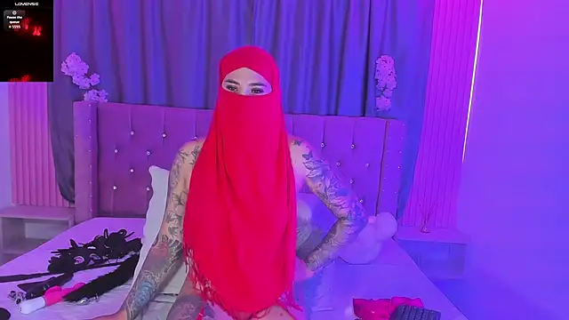 Snapshot of Nayla-Mouna chatting on July 6, 7:38 pm Nayla-Mouna online show from July 6, 7:38 pm
