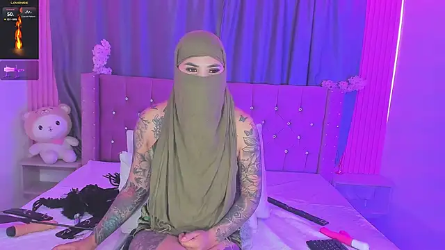 Snapshot of Nayla-Mouna chatting on June 2, 7:58 pm Nayla-Mouna online show from June 2, 7:58 pm