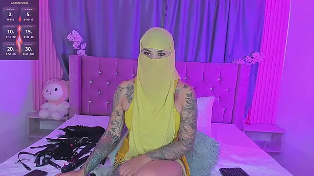 Nayla-Mouna online show from April 16, 9:15 pm