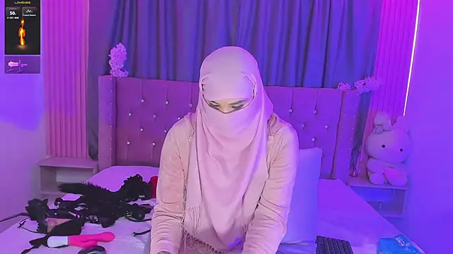 Snapshot of Nayla-Mouna chatting on June 17, 7:57 pm Nayla-Mouna online show from June 17, 7:57 pm