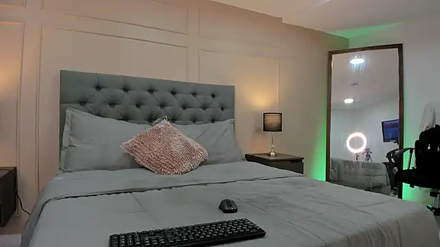 ALICESANDOVAL online show from September 21, 11:48 am