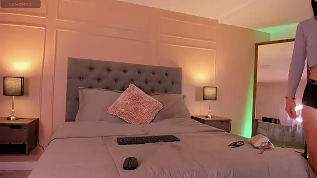 ALICESANDOVAL online show from September 19, 11:36 am