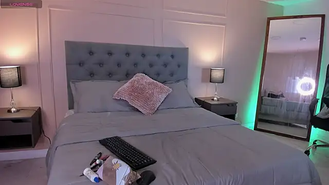 ALICESANDOVAL online show from September 18, 11:46 am