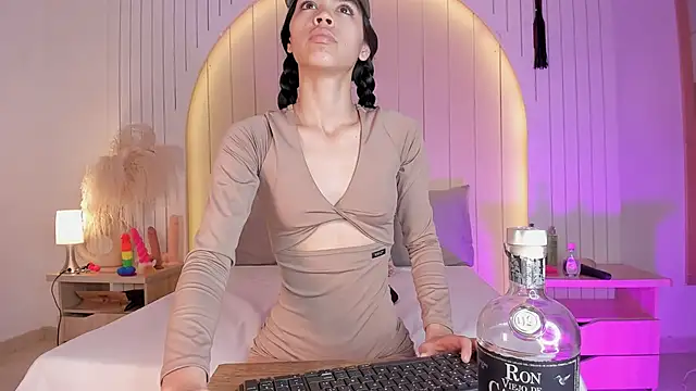 ALICESANDOVAL online show from April 24, 11:23 am