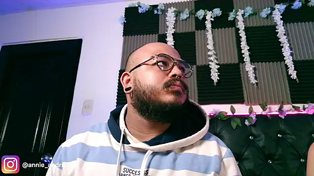  leda swan  online show from March 30, 11:01 am