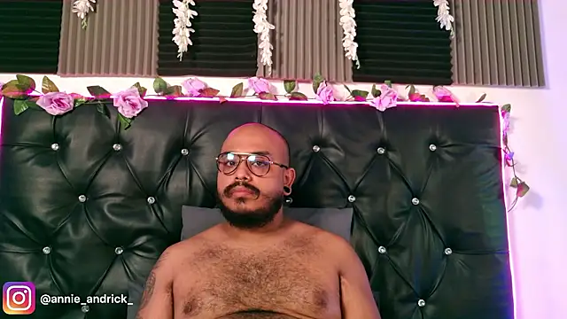  leda swan  online show from March 8, 1:14 pm