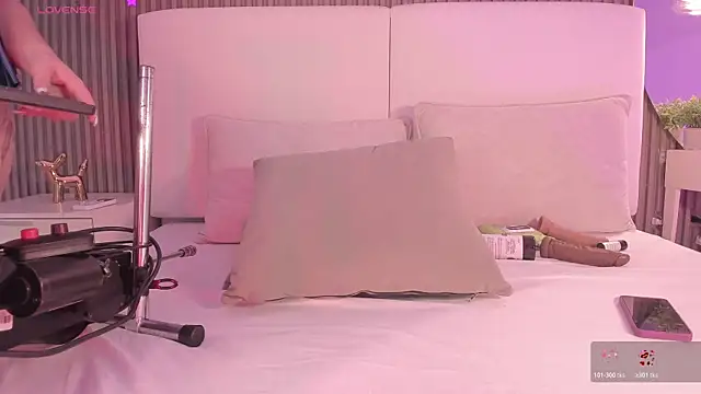 Snapshot of annie_clarkson chatting on July 10, 7:58 pm annie clarkson online show from July 10, 7:58 pm
