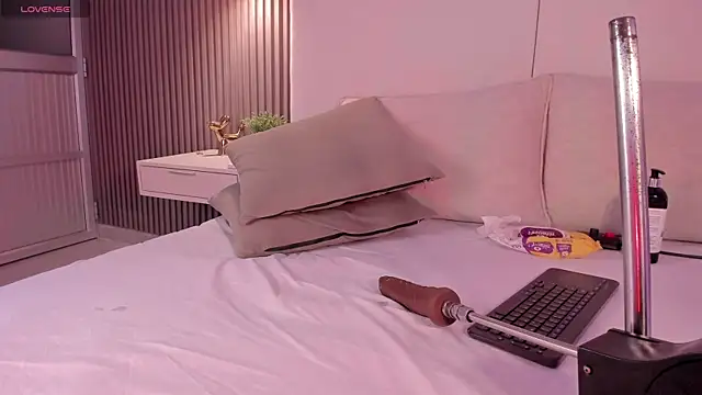 Snapshot of annie_clarkson chatting on June 16, 8:20 pm annie clarkson online show from June 16, 8:20 pm