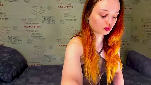 Snapshot of emi_less chatting on June 18, 6:02 pm emi less online show from June 18, 6:02 pm