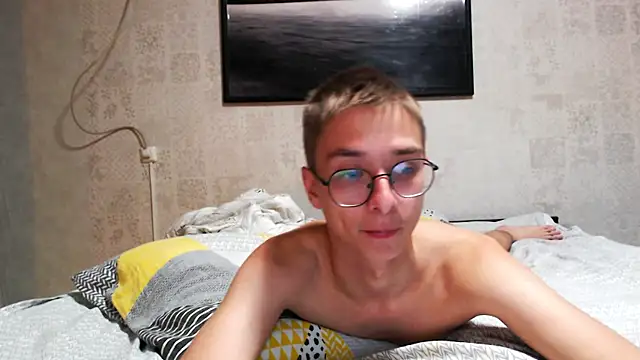 glasses cat online show from May 5, 8:12 pm
